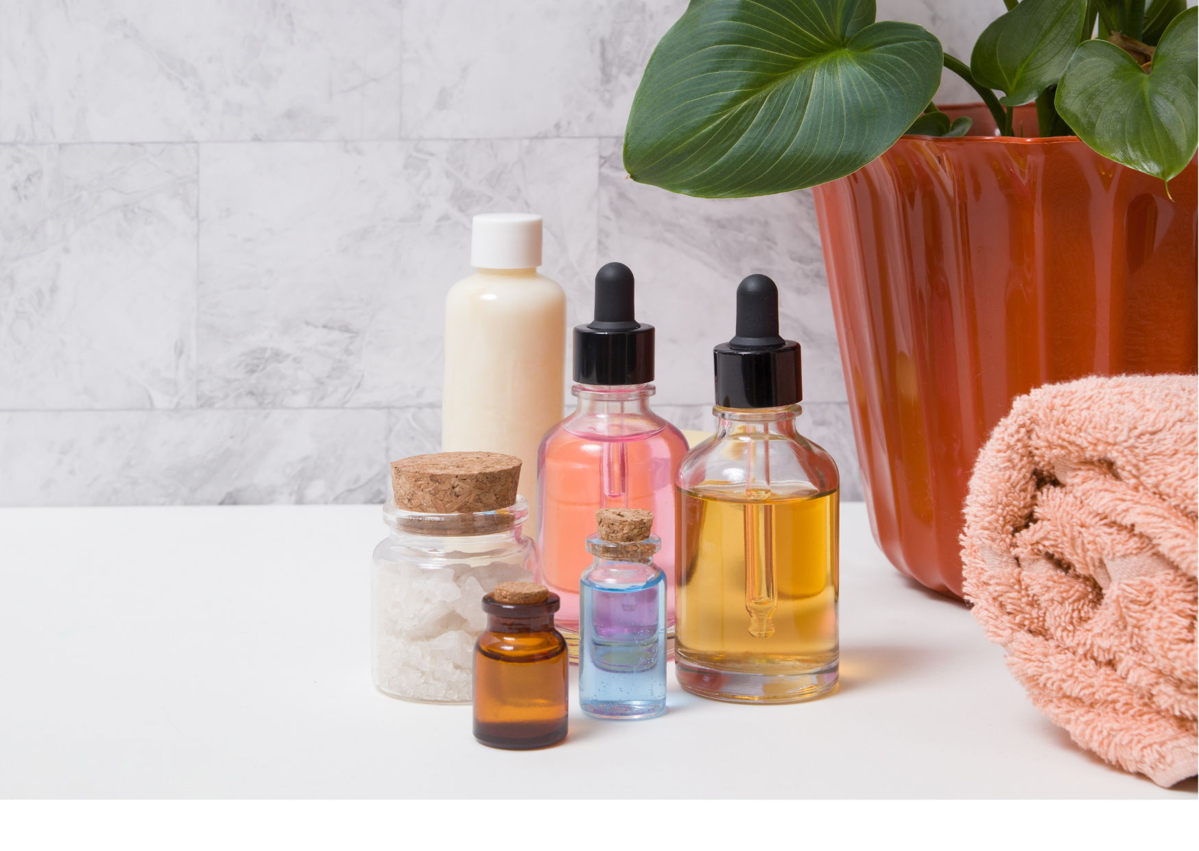 Flacons de produits cosmétiques divers posés sur un plan de salle de bain